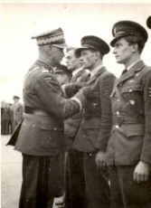 Mirek receives his Virtuti Militari from Sikorski, Northolt 1942